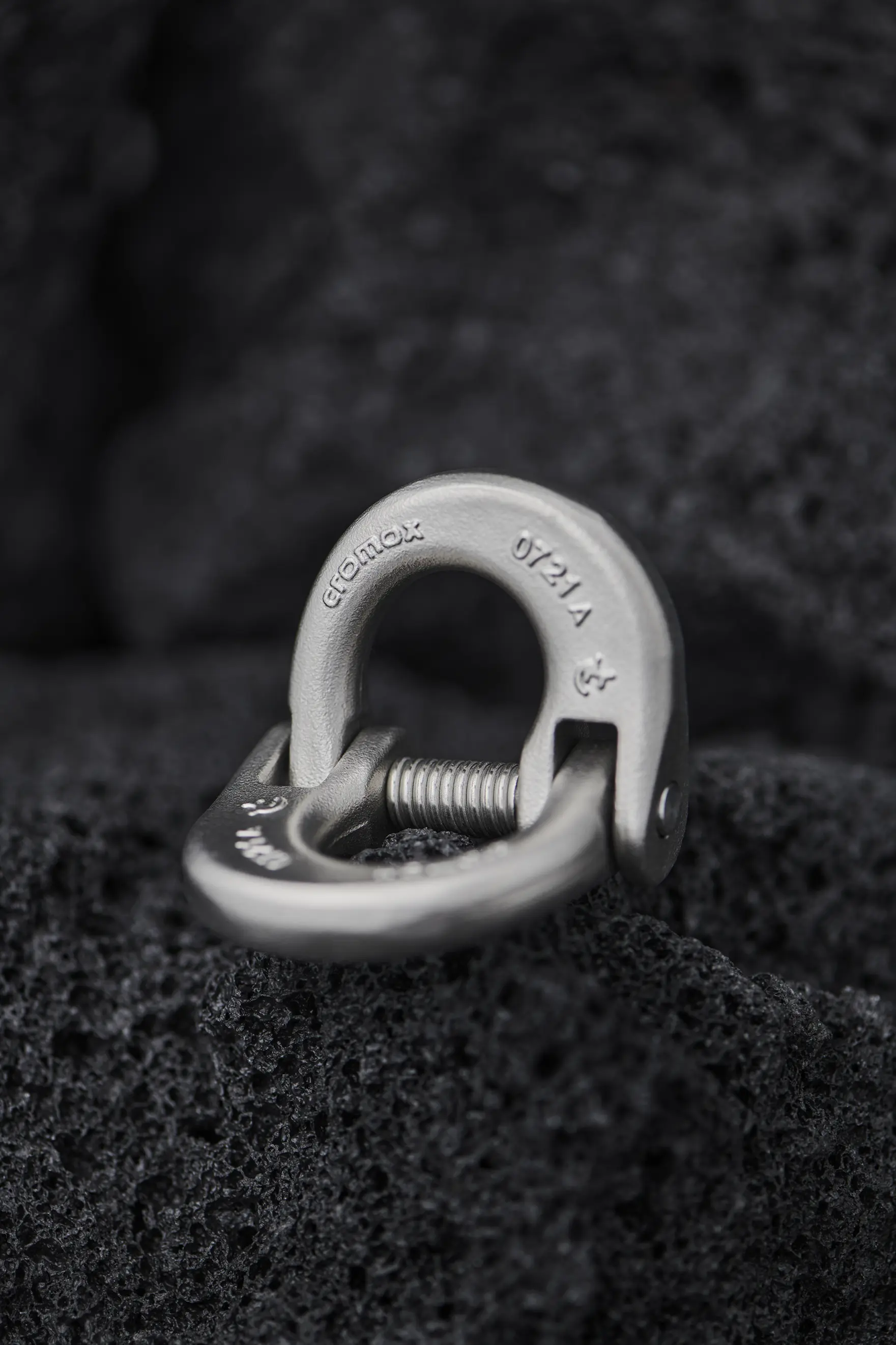 cromox® maillons de connexion sur une pierre noire